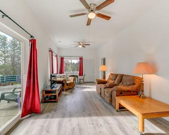 Charming Grants Pass Cottage with Patio and Gas Grill! - Grants Pass - Living room