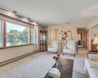 Watertown Home w/ Yard: 1 Mi to Echo Lake Park! - Watertown - Living room