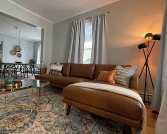 Pristine Downtown Clayton Village Home Just Steps Away From Everything! - Clayton - Sala de estar