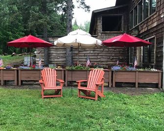Adirondack Spruce Lodge - Wilmington - Binnenhof