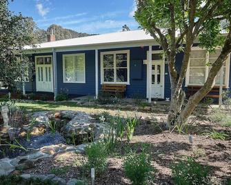 Edlin House - Bright - Innenhof