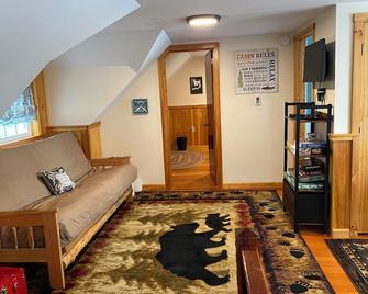 Pocono Lakefront Home- with Private Dock & Swim Raft, Fire Pit, & Boats! - White Haven - Obývací pokoj