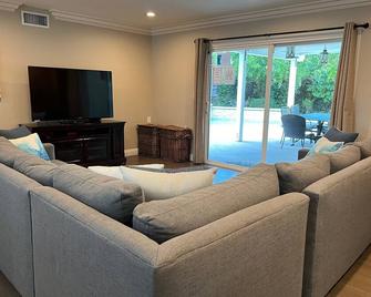 Destination #33 - Orange - Sala de estar