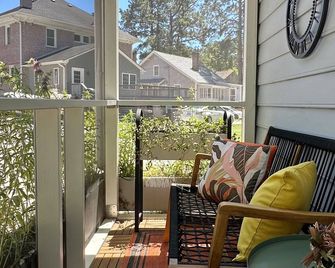 Whimsical 2-Bedroom Nest Near Downtown and the Waterfront - Washington - Balkon