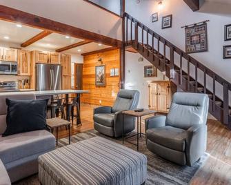 June Lake Sierra Suns 4 -Spacious - June Lake - Salon