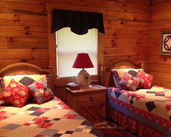 Cozy Mtn. Cabin-Great Location for Day Trips - Young Harris - Bedroom