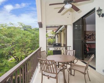 Impressively designed and decorated 3rd-floor space overlooking pool in Coco - Coco - Balcón