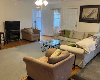 Charming 2-bedroom house in lovely Red Bank with WiFi, AC sleeps eight - Red Bank - Living room