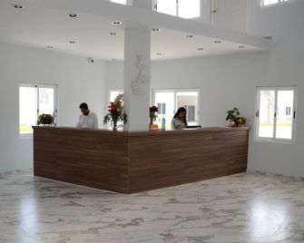 Hotel Monarca - Teocaltiche - Рецепція