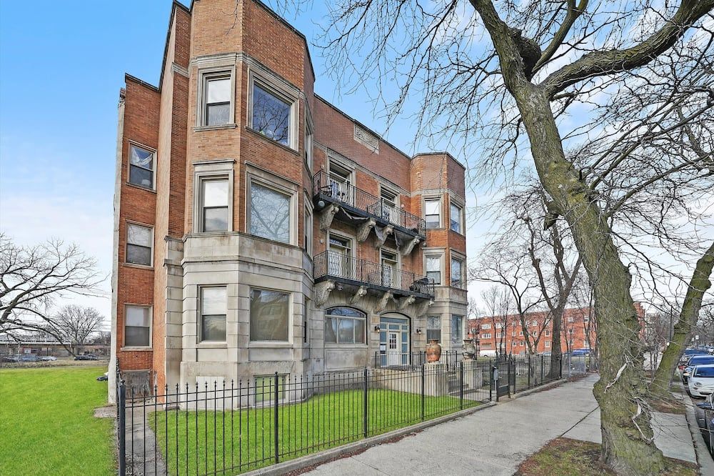 Bright 2 Bed/2 Bath Condo With Patio Less Than 10 Mins From Major Attractions - שיקאגו - בניין