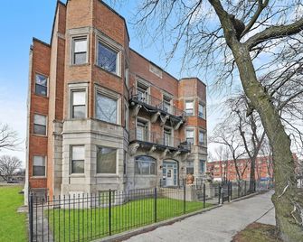 Bright 2 Bed/2 Bath Condo With Patio Less Than 10 Mins From Major Attractions - Chicago - Bygning
