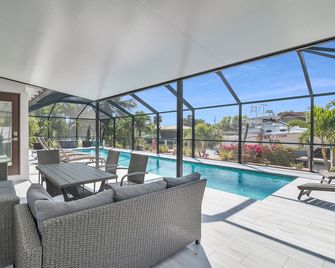 2 Bed Waterfront House I Minutes Away From The Beach - Marco Island - Piscine