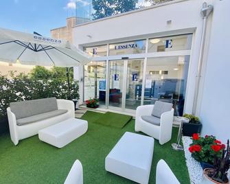 L'Essenza Hotel - אולביה - פטיו