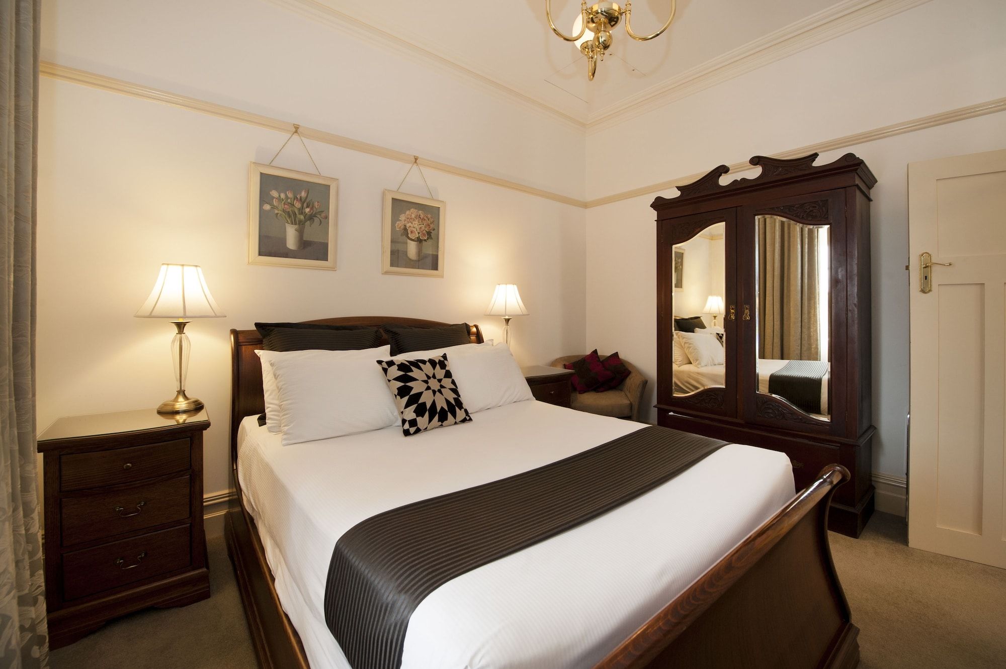 Cobb & Co Court Boutique Hotel - Mudgee