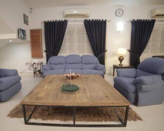 Four Square by WI - Karachi - Living room