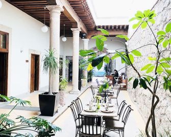Hotel Expres By Hosting House - Morelia - Patio
