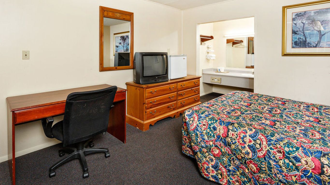 Red Carpet Inn - Louisville