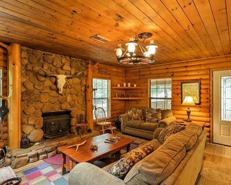 Quiet 2BR Jasper Cabin w/ Tranquil Creek Views - Marble Falls - Living room