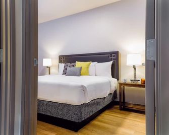 Your Unbeatable 2 Bed Travel Apartment is Steps Away from World-Class Shopping - Spokane - Bedroom