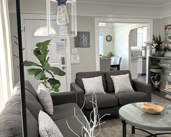 The Charming Home Nearby Ucu, San Jose Downtown, Airport, Sap - San Jose - Living room