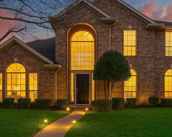 Sleeps 16 Game Room Firepit Grill Frisco - Frisco - Building