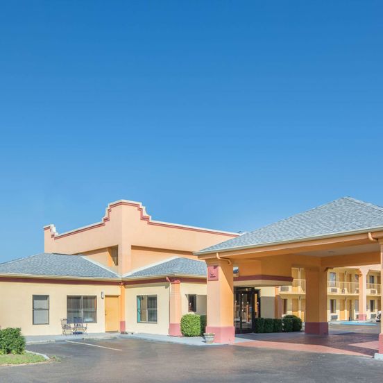 Building view of Howard Johnson Vicksburg