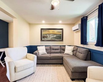 Carruthers Cottage, AC, fenced backyard - Kincardine - Living room