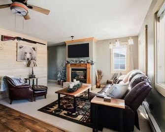 Boyne Mtn Views! 2BR w/ Patio & Fire Pit Access - Boyne Falls - Living room