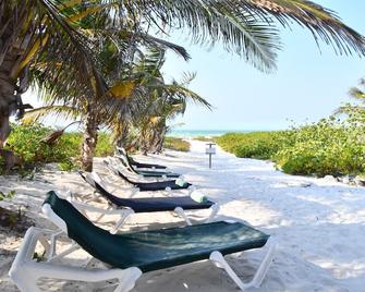 Arena y Mar Beachfront House, El Cuyo by The Spot Rentals - El Cuyo - Patio