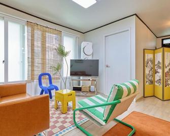 Only Suwon l Beautiful and cozy stay l Family-sized l 10mins walk Subway l - Suwon - Living room