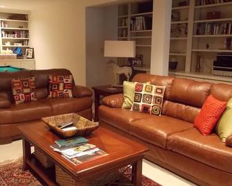 Experience horse park fun , the Bourbon Trail and a golf course out your door! - Georgetown - Living room
