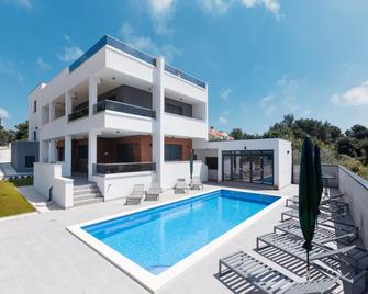 Villa In Liznjan With Heated Pool - Liznjan - Pool