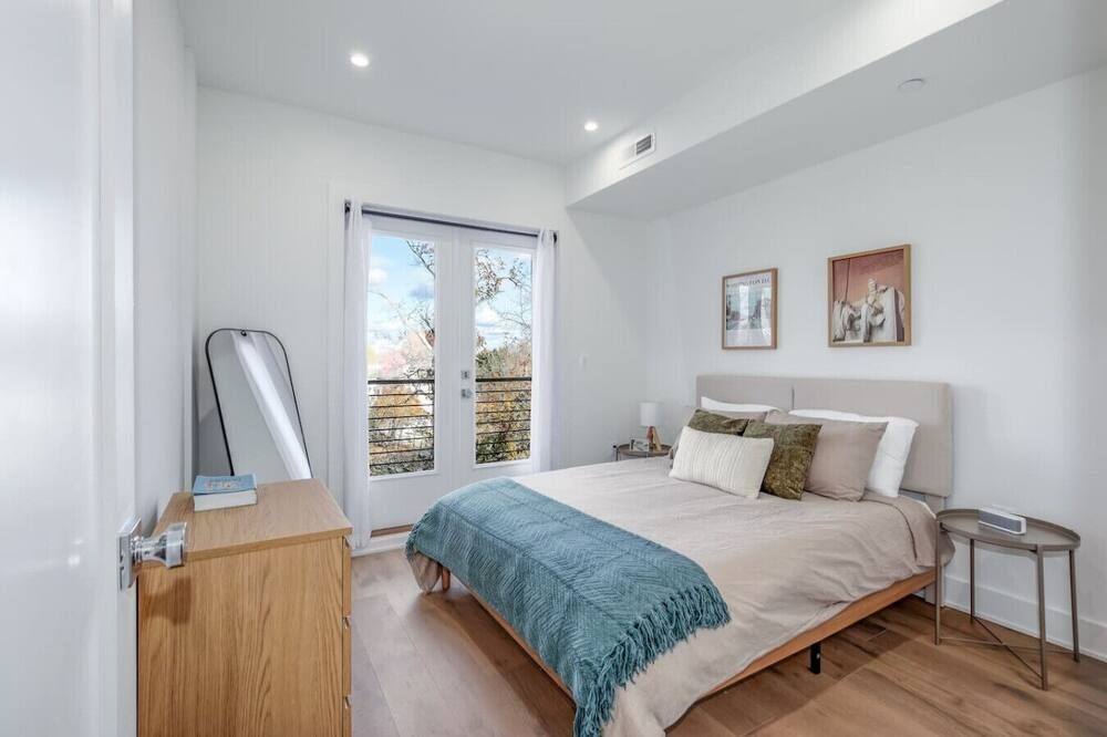 2BR Capitol Hill Apt w/ Balcony - 3 Min to Metro! - וושינגטון די.סי - חדר שינה
