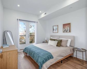 2BR Capitol Hill Apt w/ Balcony - 3 Min to Metro! - וושינגטון די.סי - חדר שינה