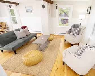 Cute, Renovated Home on River, Walk to Downtown - Brandon - Sala de estar