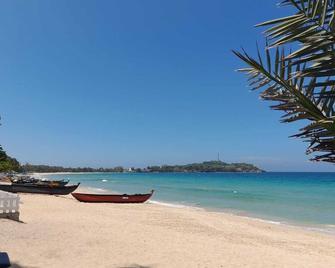 Dyke Rest - Trincomalee - Beach