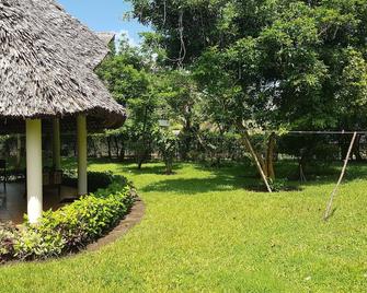 Villa LeoMar: Exclusive vacation home with pool & garden, 350 m from the beach - Galu Beach - Extérieur