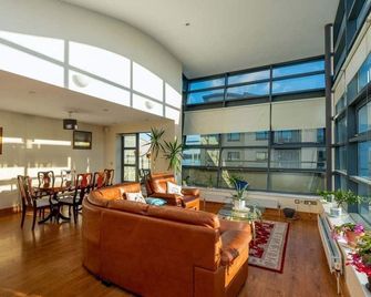 Panoramic Two-bedroom Penthouse - Cork - Living room