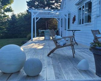 Hill House is a seaside cottage, 25 min from downtown Halifax. Fully Winterized - Dartmouth - Patio