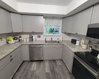 Modern. 5 min to Penn State Breakfast included, King bed, Game Room! Toftrees - State College - Kitchen