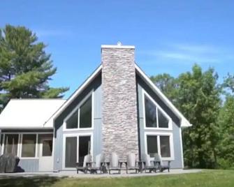 Welcome to the Hawk's Nest - 4 Season Cottage - Renfrew
