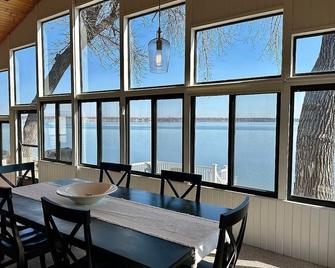 Inviting lakefront 3-bedroom house with AC and Wi-Fi in serene Storm Lake! - Storm Lake - Jídelna