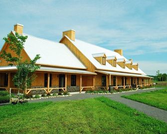 Rustic & Modern Chalet 32 Acre of Land - Saint-Paulin - Edificio