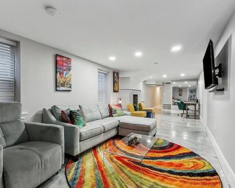 Enjoy this Fabulous Downstairs 3 bedroom apartment in Historic Algiers Point. - New Orleans - Living room