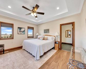Spacious country lot, minutes from downtown Kingsville ! - Kingsville - Bedroom