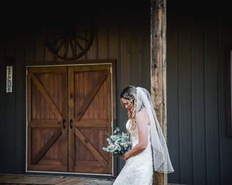 Collier Creek Wedding barn & 3 Cabins bundle on a beautiful creek - Norman - Building