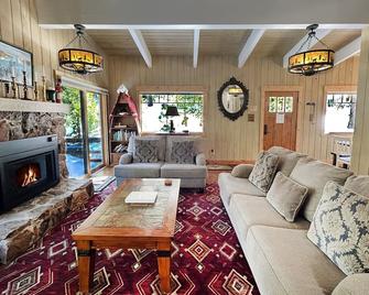 Chambers Delight House - Chambers Beach & Pool - Tahoma - Living room