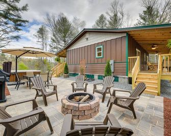 Scenic Murphy Cabin w/ Hot Tub, Fire Pit & Views - Murphy - Terasa