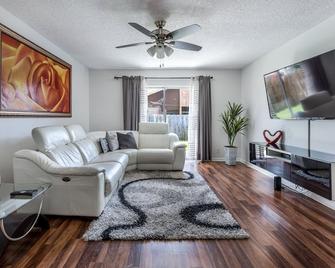 Lovely Home in the Heart of Wellington - Wellington - Living room