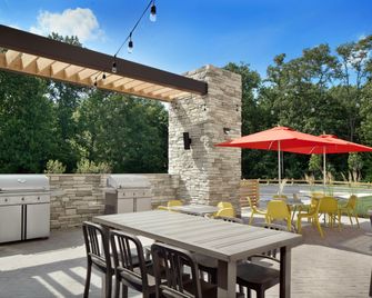 Home2 Suites by Hilton Poughkeepsie - Poughkeepsie - Terasa